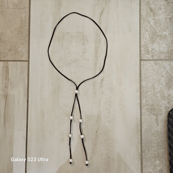 Set of necklace, bracelet, earrings, and ring in leather cord and pearls. - Picture 3 of 11